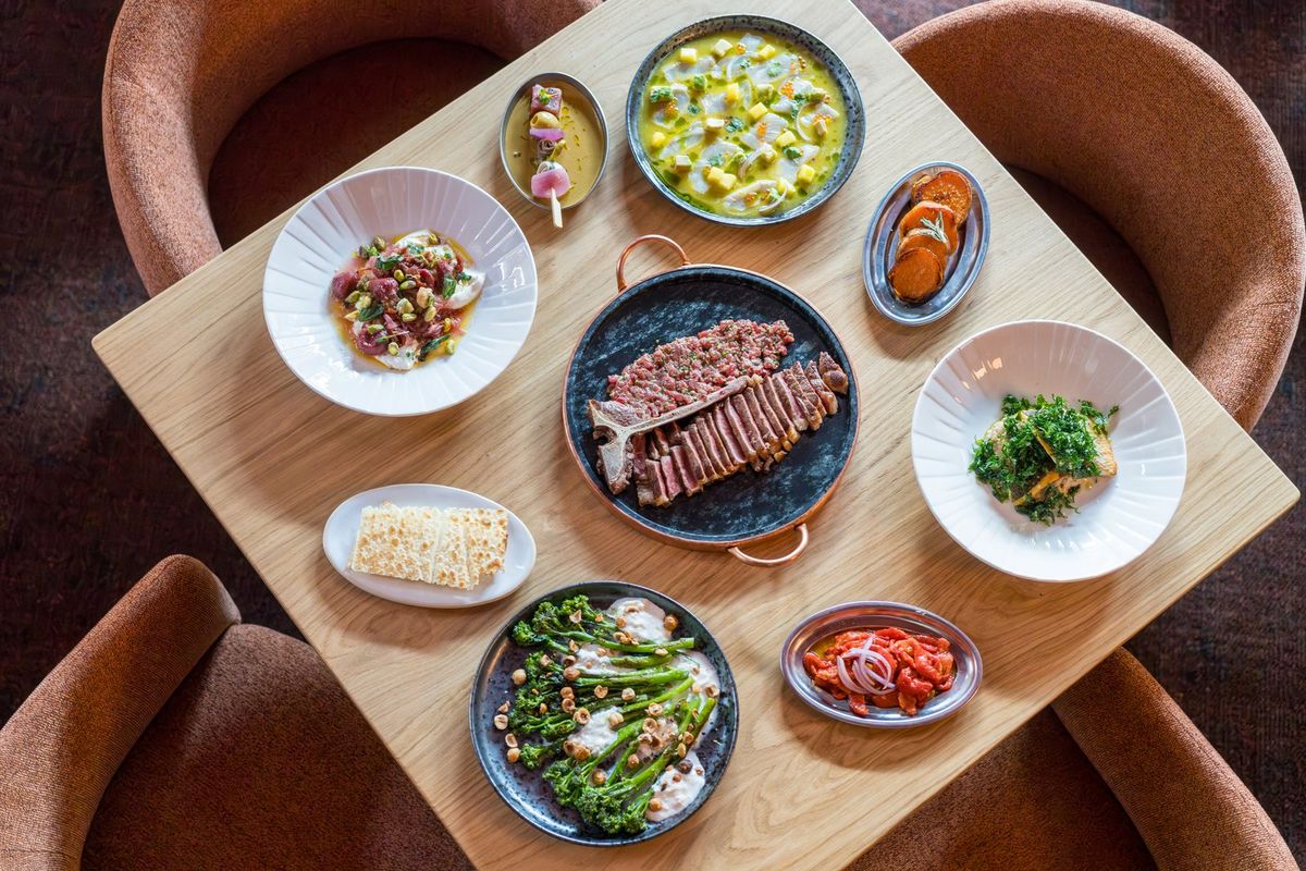 La mesa puesta en Nubel, con varios platos de la carta