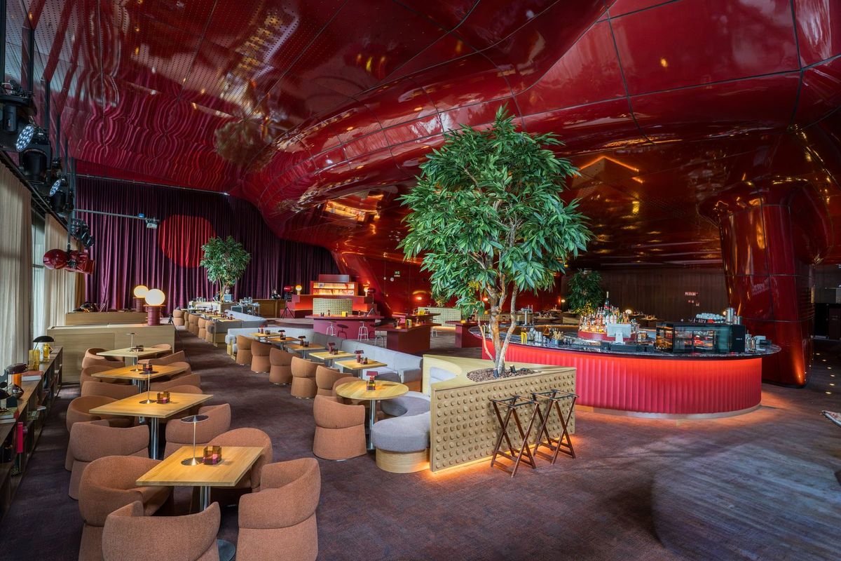 La sala de Nubel bajo el techo rojo