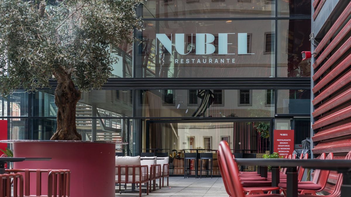 La terraza de Nubel, con el r&oacute;tulo del restaurante